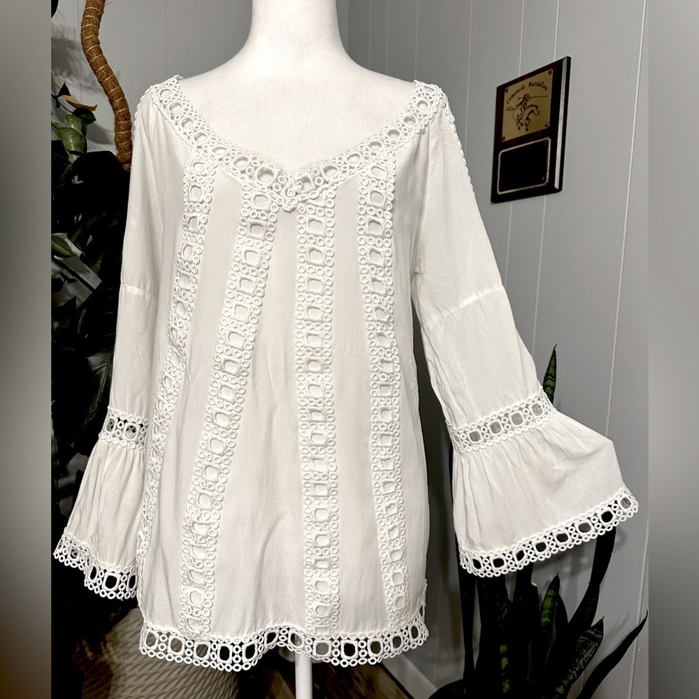 #7) Solitare  Cold shoulder Lace trimmed top size Medium